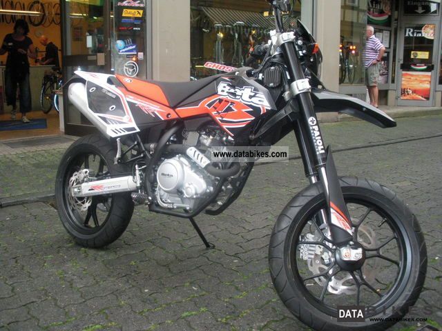2012 Beta  SPM 125 LC Motorcycle Super Moto photo