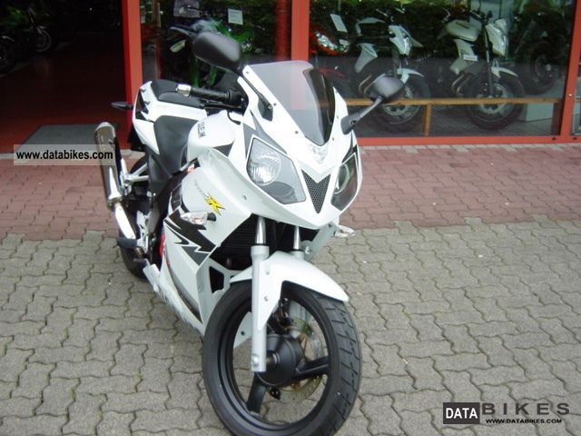2010 Daelim  Roadwin R Motorcycle Sport Touring Motorcycles photo