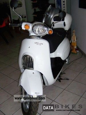 2011 Daelim  Besbi including 125 top case Motorcycle Scooter photo