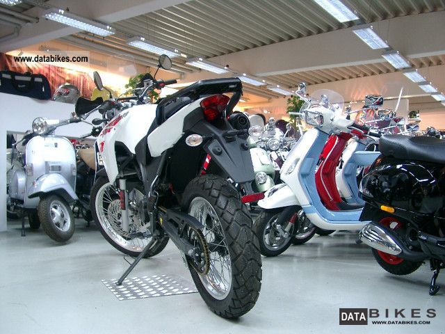 Poignées Derbi Noires Universelles - Compatible Terra Adventure, SM, B, X-Race, X-Team, Ducati Biposto