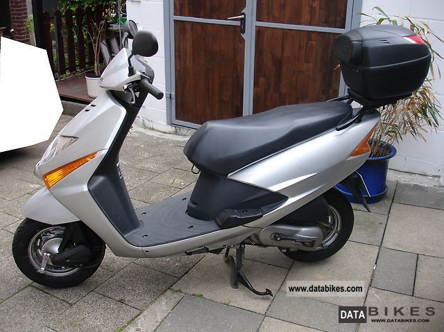 2003 Honda  SCV 100 Lead Motorcycle Scooter photo