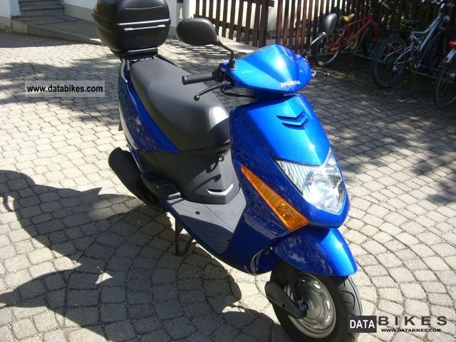 2005 Honda  Lead 100 Motorcycle Scooter photo