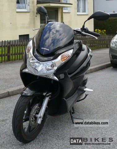 2011 Honda  PCX 125 Motorcycle Scooter photo