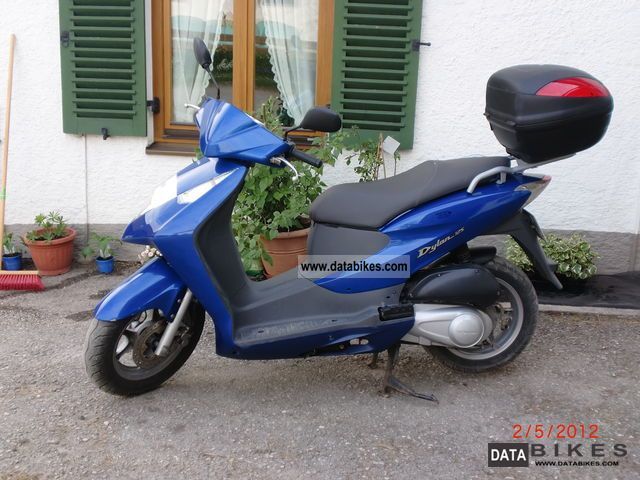 2005 Honda  Dylan 125 Motorcycle Scooter photo
