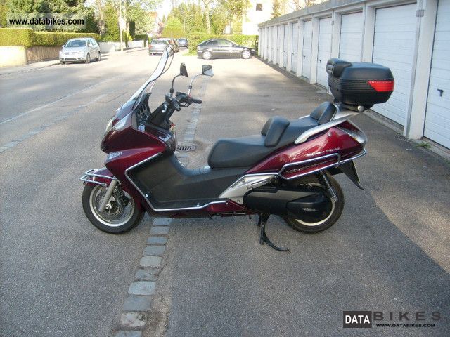 2005 Honda  Silver Wing Motorcycle Scooter photo