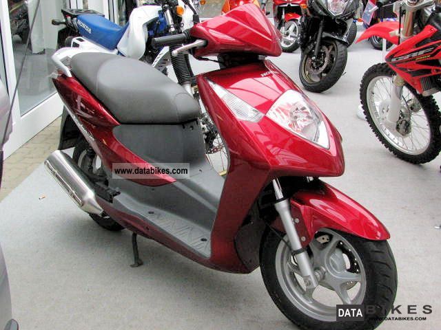 2005 Honda  Dylan Motorcycle Scooter photo