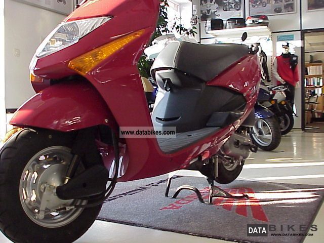 2007 Honda  SCV 100 Lead Motorcycle Scooter photo