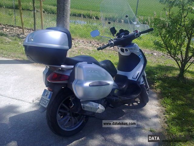 2006 Piaggio  Beverly 250 scooter borse laterali two jet caschi Motorcycle Scooter photo