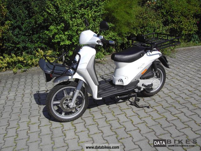 2005 Piaggio  Liberty 50 - Transport Roller - NEW Customer Service Motorcycle Scooter photo