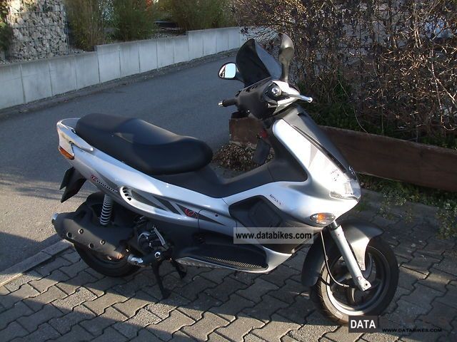 2004 Piaggio  Runner 125 Motorcycle Scooter photo