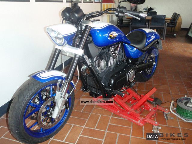 2010 VICTORY  Hammer S orig. Km! Motorcycle Chopper/Cruiser photo