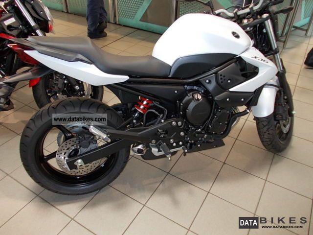2012 Yamaha  XJ 6 Motorcycle Naked Bike photo