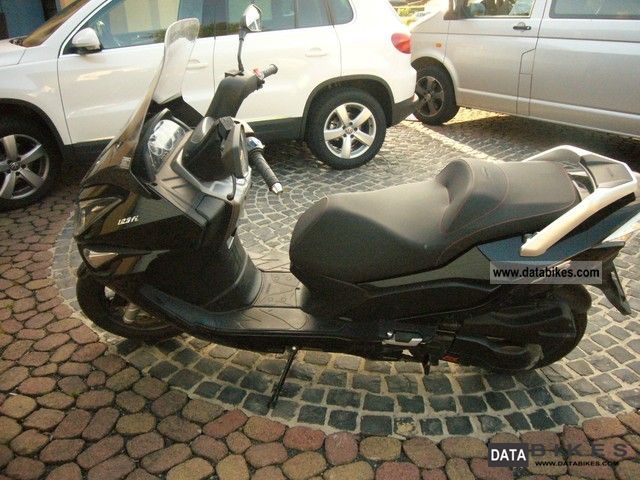 2011 Daelim  125 Motorcycle Scooter photo