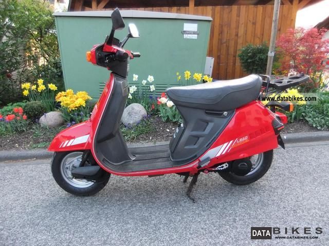 1993 Honda  Lead Motorcycle Scooter photo