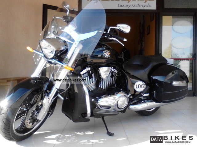 2012 VICTORY  CROSSROADS DE LUXE Motorcycle Chopper/Cruiser photo