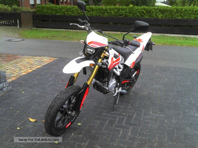 2013 Hyosung  XRX LC Motorcycle Super Moto photo